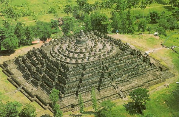 Dilarang Pegang Patung di Borobudur